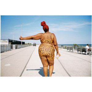 Photo couleur d'une femme de dos faisant de l'autostop à Rockaway beach New York en 2022 d'Olivia Bonnamour, Atelier Galerie Taylor