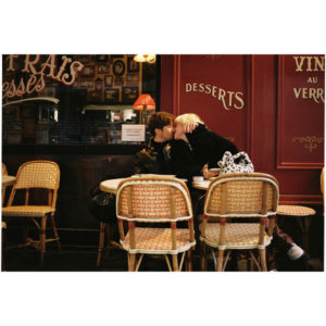 Photo couleur d'amoureux assis dans un café de Paris 10 d'Olivia Bonnamour, Atelier Galerie Taylor