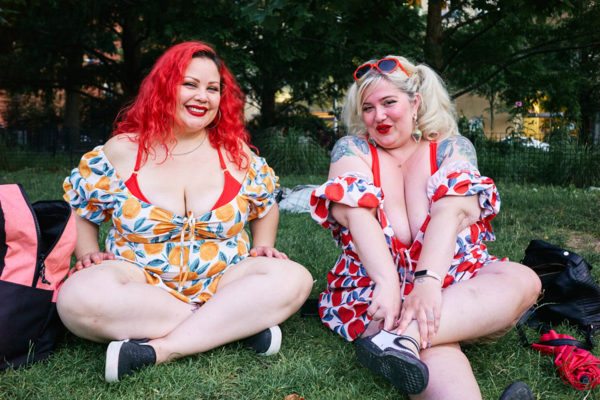 Photo couleur de deux femmes cheveux et vêtements d'été colorées assises dans l'herbe à New York par Olivia Bonnamour, Atelier Galerie Taylor à Paris
