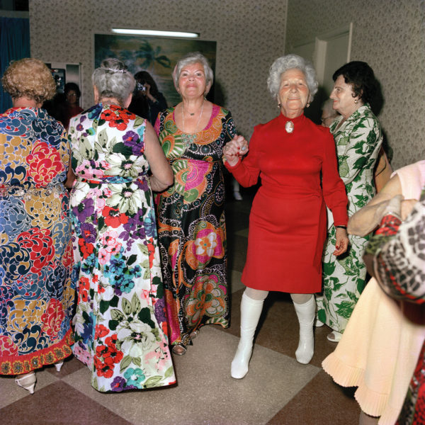 photographie couleur de femmes âgées en robe qui dansent à Miami dans les années 70 par Andy Sweet, Atelier Galerie Taylor à Paris.