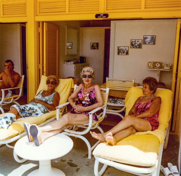 Photographie couleur de trois femmes âgées dans des transats à Miami dans les années 70 par Andy Sweet, Atelier Galerie Taylor à Paris.