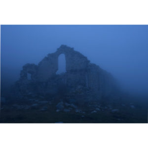 Photo couleur du massif de l'Authion dans une brume bleue par Michel Eisenlohr, Atelier Galerie Taylor