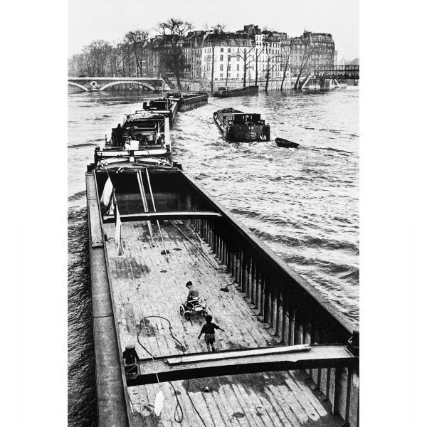 Willy Ronis : La péniche aux enfants, Paris, 1959