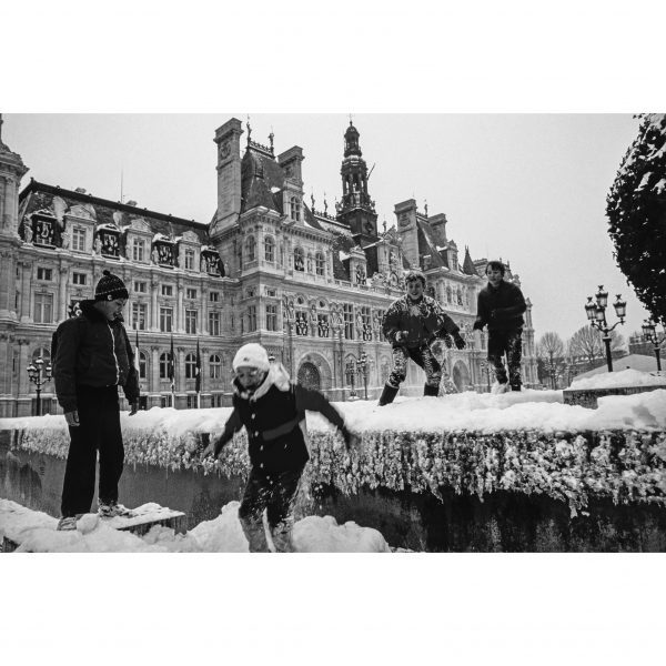 José Nicolas : Enfants jouant devant l’Hôtel de Ville, 1987