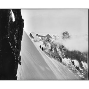Photographie noir et blanc d'Éric Bouvet Descente de l’arête de l’Aiguille du midi, Atelier Galerie Taylor