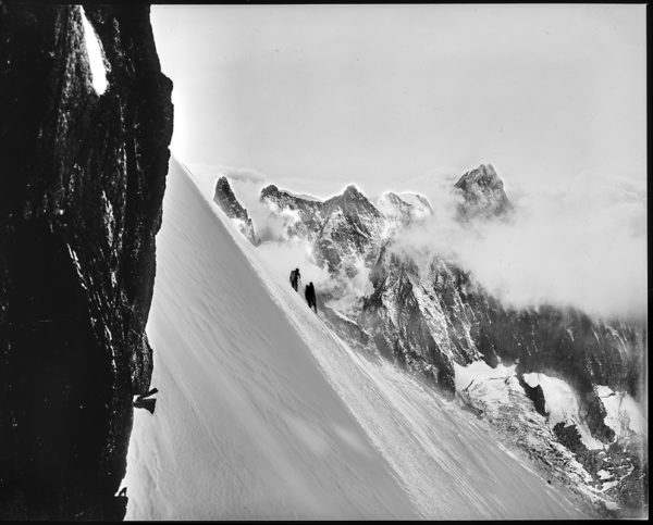 Photographie noir et blanc d'Éric Bouvet Descente de l’arête de l’Aiguille du midi, Atelier Galerie Taylor