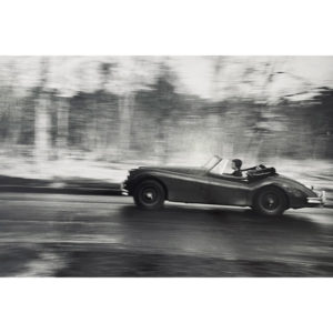 Photo noir et blanc par Michou Simon de Françoise Sagan en voiture, atelier-galerie Taylor