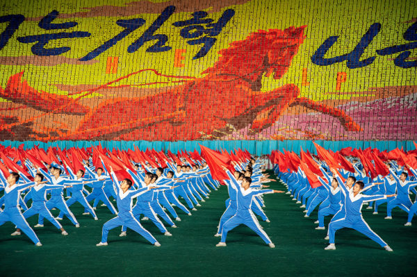 Photo couleur de danseurs coréens costumés en Corée du Nord par Didier Bizet, Atelier Galerie Taylor à Paris