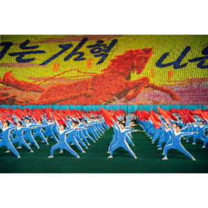 Photo couleur de danseurs coréens costumés en Corée du Nord par Didier Bizet, Atelier Galerie Taylor à Paris