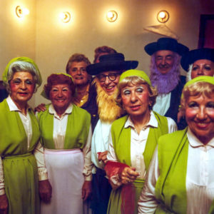 photographie couleur de neuf personnes âgées costumées à Miami dans les années 70 par Andy Sweet, Atelier Galerie Taylor à Paris.