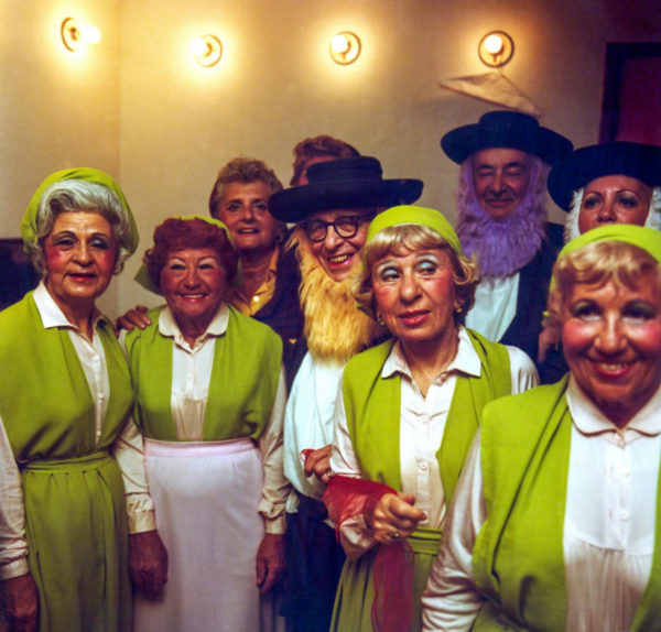 photographie couleur de neuf personnes âgées costumées à Miami dans les années 70 par Andy Sweet, Atelier Galerie Taylor à Paris.