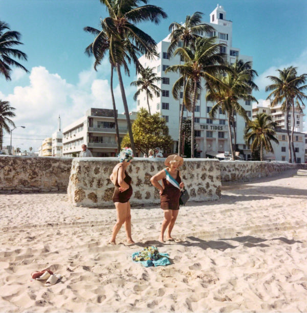 Photographie couleur de deux femmes âgées à la plage dans les années 70 à Miami par Andy Sweet, Atelier Galerie Taylor à Paris.