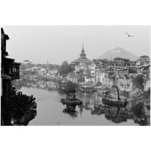 Photographie noir et blanc de Marie Dorigny de la vieille ville de Srinagar, à l'Atelier Galerie Taylor