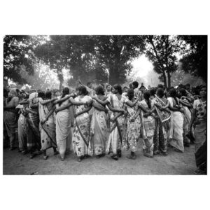 Photographie de collection noir et blanc de Marie Dorigny de femmes dansant en Inde, disponible à l'Atelier Galerie Taylor à Paris
