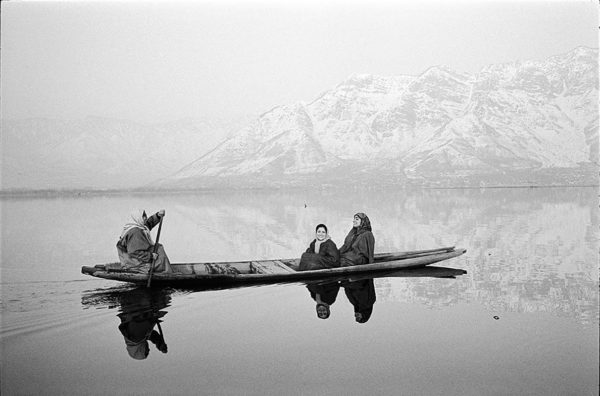 Photographie noir et blanc de Marie Dorigny de trois femmes dans une barque sur un lac au Cachemire, Atelier Galerie Taylor à Paris