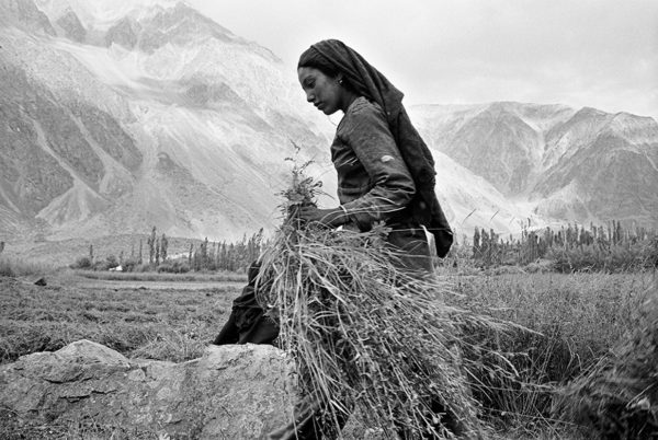 Photographie noir et blanc de Marie Dorigny d'une glaneuse en Inde au Cachemire, Atelier Galerie Taylor à Paris