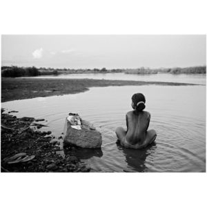 Photographie de collection noir et blanc de Marie Dorigny d'une jeune fille assise de dos dans un fleuve, Atelier Galerie Taylor à Paris