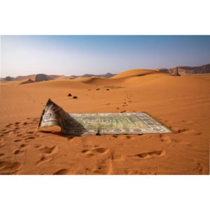 photographie couleur d'un tapis dans le Sahara, de Nadia Ferroukhi, Atelier Galerie Taylor.
