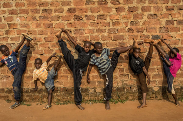 Photographie couleur représentant des enfants pratiquant le kung fu en Ouganda de Frédéric Noy, Atelier Galerie Taylor.