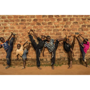 Photographie couleur représentant des enfants pratiquant le kung fu en Ouganda de Frédéric Noy, Atelier Galerie Taylor.
