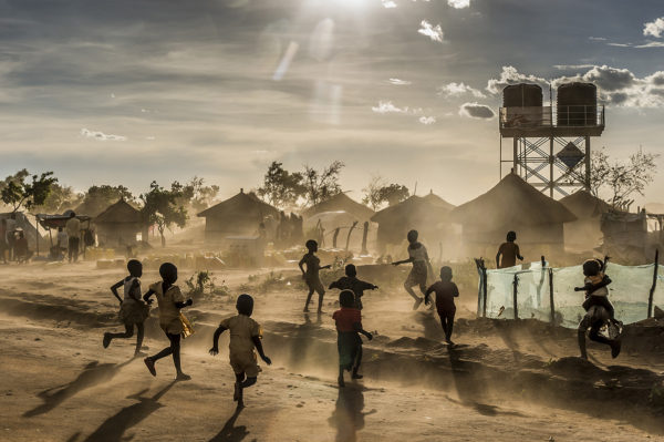Photographie de collection d'enfants qui courent en Ouganda le soir