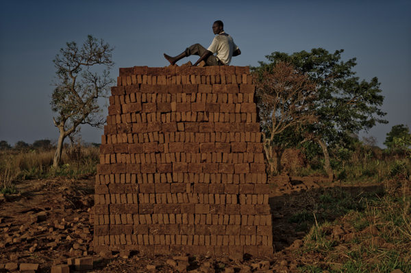 Photographie de collection représentant un fabricant de briques en Ouganda