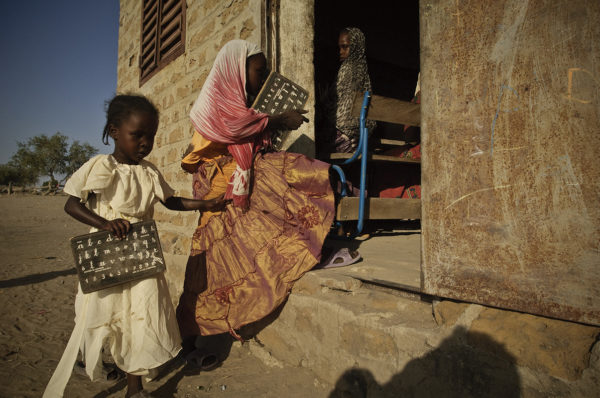 Photographie de collection deux fillettes rentrent en classe au Tchad