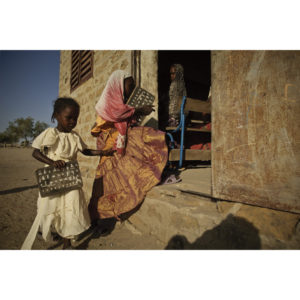Photographie de collection deux fillettes rentrent en classe au Tchad