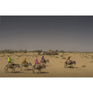Photographie de Frédéric Noy représentant un groupe de jeunes filles chevauchant leurs ânes au Tchad, Atelier Galerie Taylor à Paris