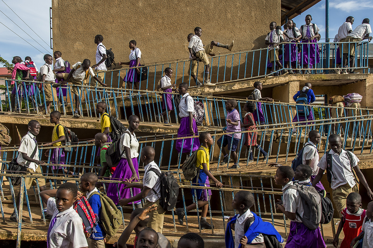 Photographie de collection représentant une sortie d'école en ouganda