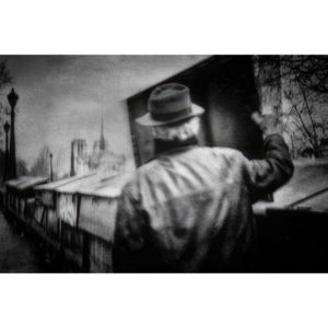 Photographie noir et blanc d'Irène Jonas d'un bouquiniste au chapeau à Paris, Atelier Galerie Taylor
