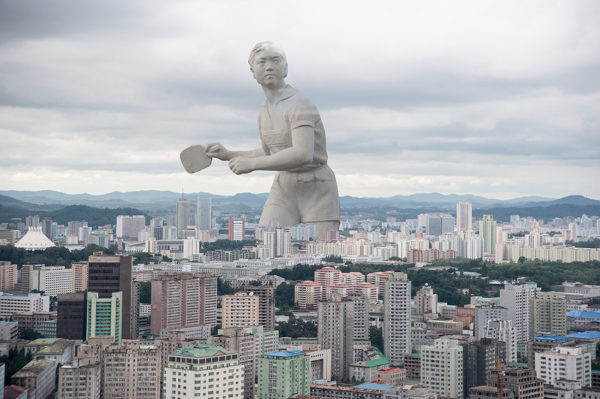 Photo couleur d'un paysage urbain d'une statue au-dessus d'immeubles en Corée du Nord de Didier Bizet, Atelier Galerie Taylor