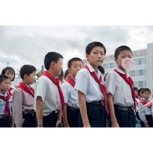 Photo couleur d'un groupe d'enfants en uniforme en Corée du Nord de Didier Bizet, Atelier Galerie Taylor
