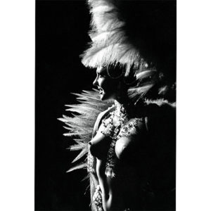 Photographie de collection représentant une danseuse du moulin rouge en noir et blanc