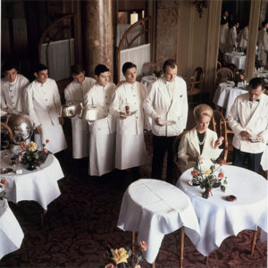 Photographie de collection représentant Tippi Hedren déjeunant au restaurant et des serveurs