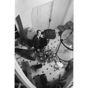 Photographie de collection noir et blanc de Michel Piccoli et de Juliette Greco dans leur domicile