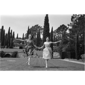 Photographie noir et blanc représentant Brigitte BARDOT et Leslie CARON dansant au Cap d'Antibes