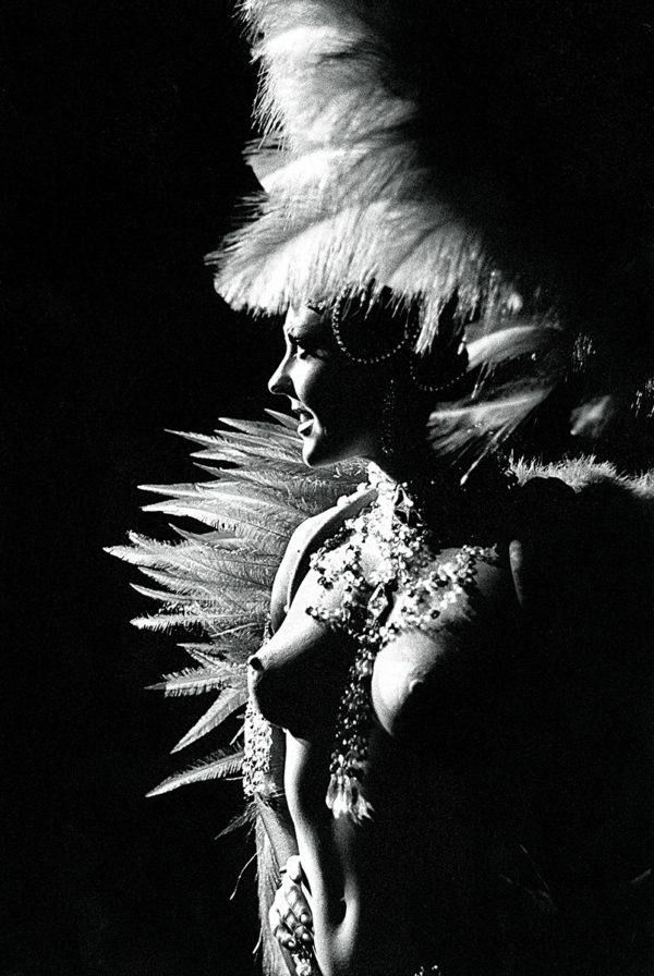 Photographie de collection représentant une danseuse du moulin rouge en noir et blanc, Atelier Galerie Taylor à Paris.