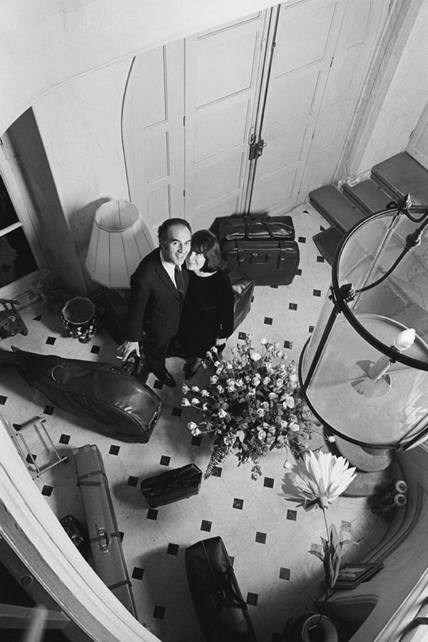 Photographie de collection noir et blanc de Michel Piccoli et de Juliette Greco dans leur domicile, Atelier Galerie Taylor à Paris.