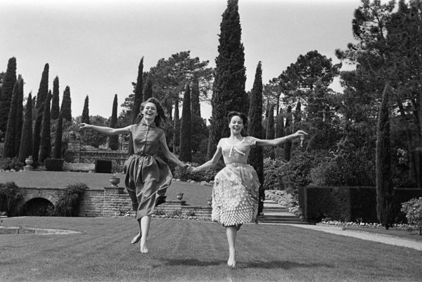 Photographie noir et blanc représentant Brigitte BARDOT et Leslie CARON dansant au Cap d'Antibes, Atelier Galerie Taylor à Paris.