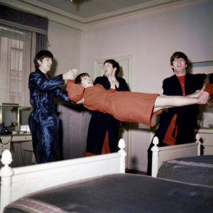 Photographie couleur des Beatles dans une chambre d'hôtel parisien, Atelier Galerie Taylor à Paris.