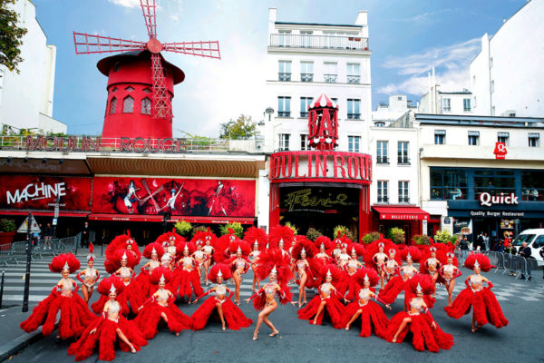 Photographie couleur de collection du moulin Rouge et ses danseuses en 2019, Atelier Galerie Taylor à Paris.