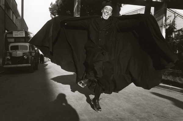 Photographie de collection noir et blanc de Fernandel riant sur le tournage de Don Camillo, Atelier Galerie Taylor à Paris.