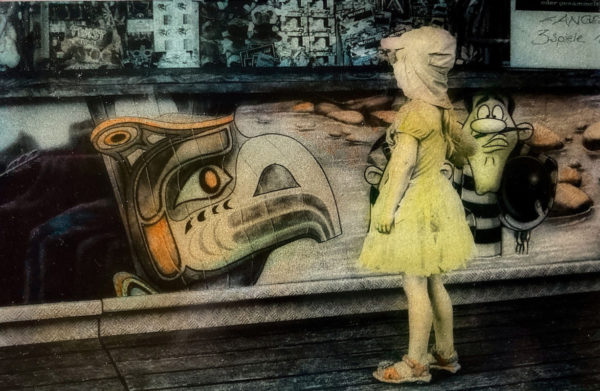 Photographie colorisée d'Irène Jonas d'une fille habillée en jaune devant un décor de fête foraine, Atelier Galerie Taylor à Paris.