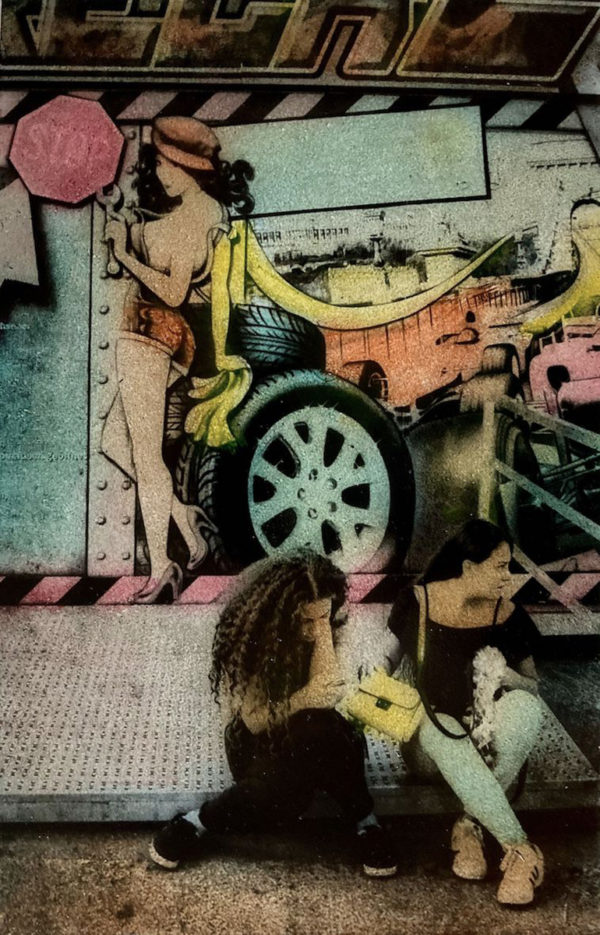 Photographie colorisée d'Irène Jonas de deux filles dans une fête foraine, Atelier Galerie Taylor à Paris