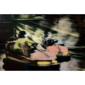 Photographie colorisée d'Irène Jonas de deux auto-tamponneuses roses dans une fête foraine, Atelier Galerie Taylor