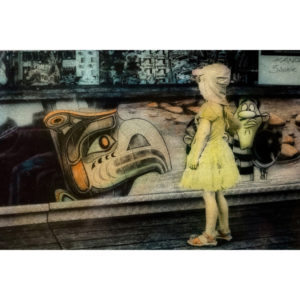 Photographie colorisée d'Irène Jonas d'une fille habillée en jaune devant un décor de fête foraine, Atelier Galerie Taylor