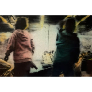 Photographie colorisée d'Irène Jonas de deux enfants devant un stand d'auto tamponneuses, Atelier Galerie Taylor