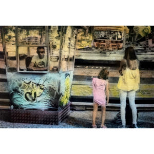 Photographie colorisée d'Irène Jonas d'une mère et sa fille devant un stand de manège, Atelier Galerie Taylor