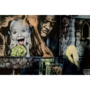 Photographie colorisée d'Irène Jonas d'une femme blonde devant une attraction de monstres, Atelier Galerie Taylor